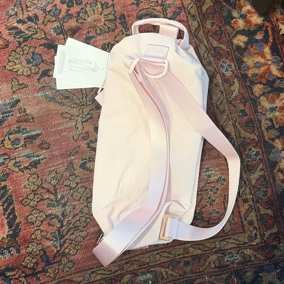 NWT Lululemon Fast Track Bag 2.0 Light Pink - Picture 3 of 4